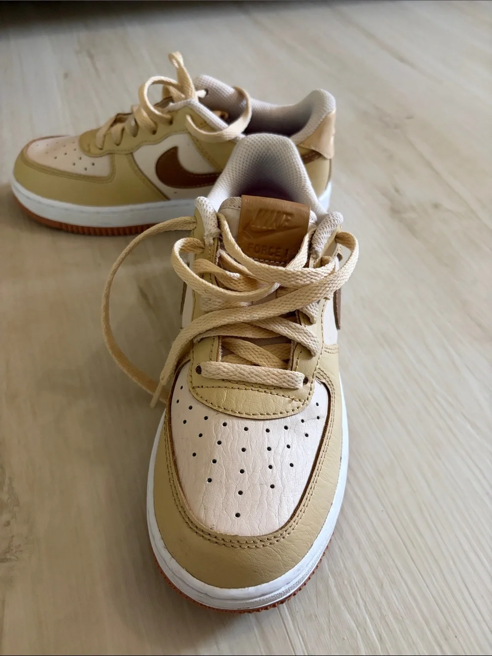 Nike Kids Low-Top Sneakers in Tan and Cream - Picture 2 of 4